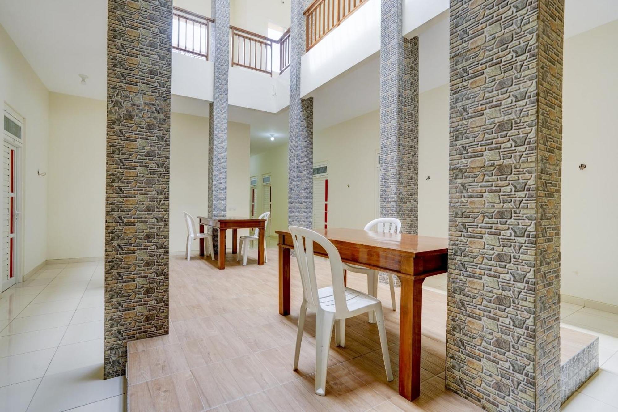Oyo 90173 Innapp Tenggilis Family Residence Surabaya Exterior foto